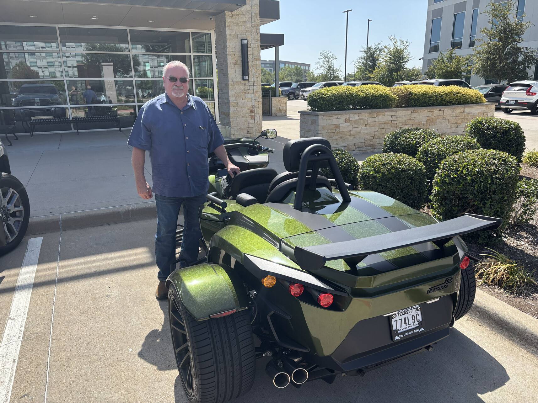 Hans standing next to his green Rewaco trike